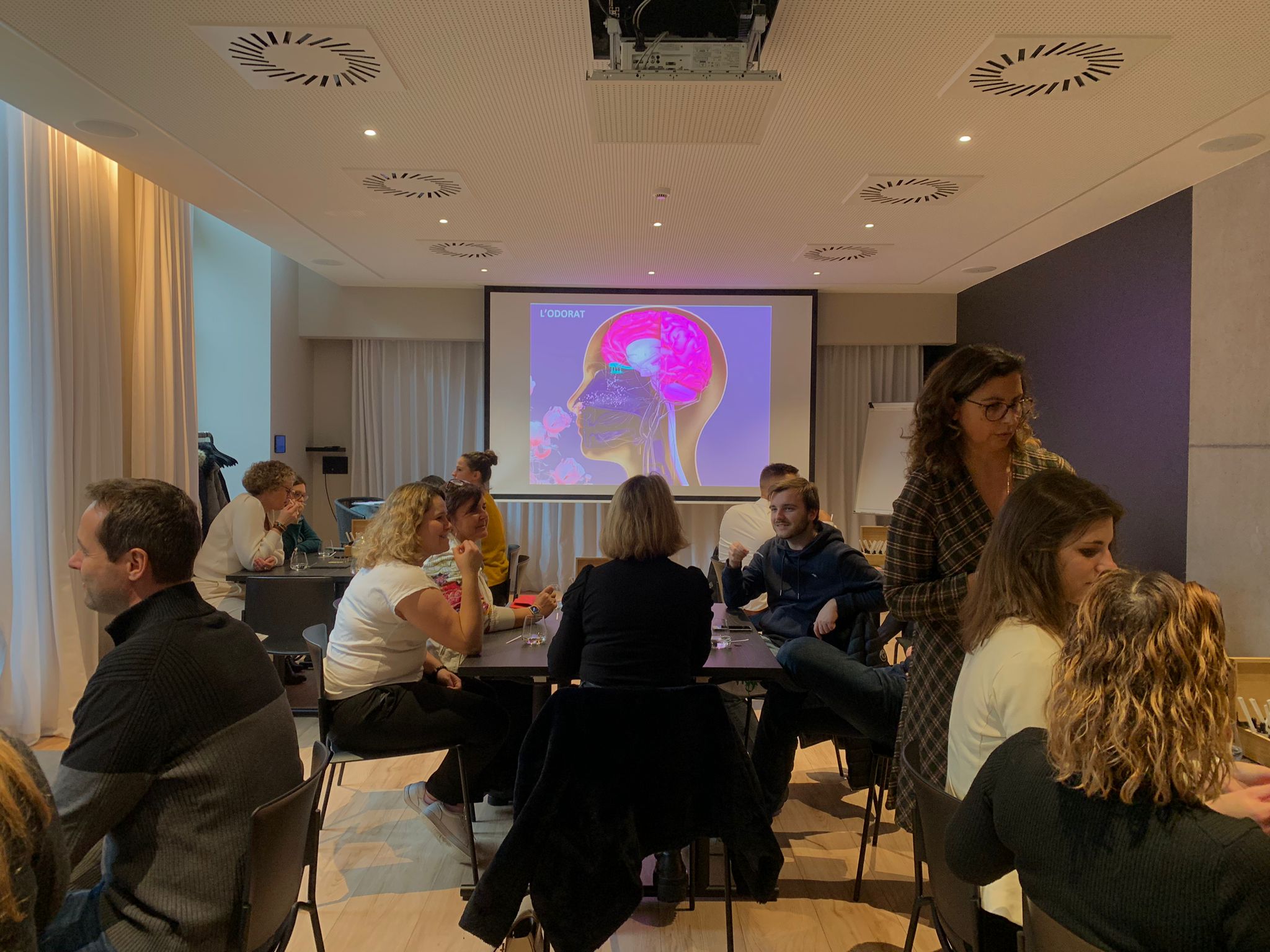 Je me déplace pour animer les ateliers de cohésion dans les hôtels, lieux de séminaire - 3h de workshop: théorie, olfaction et création